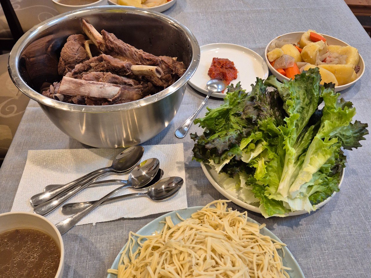 하우스에서 차린 몽골식 저녁 식사