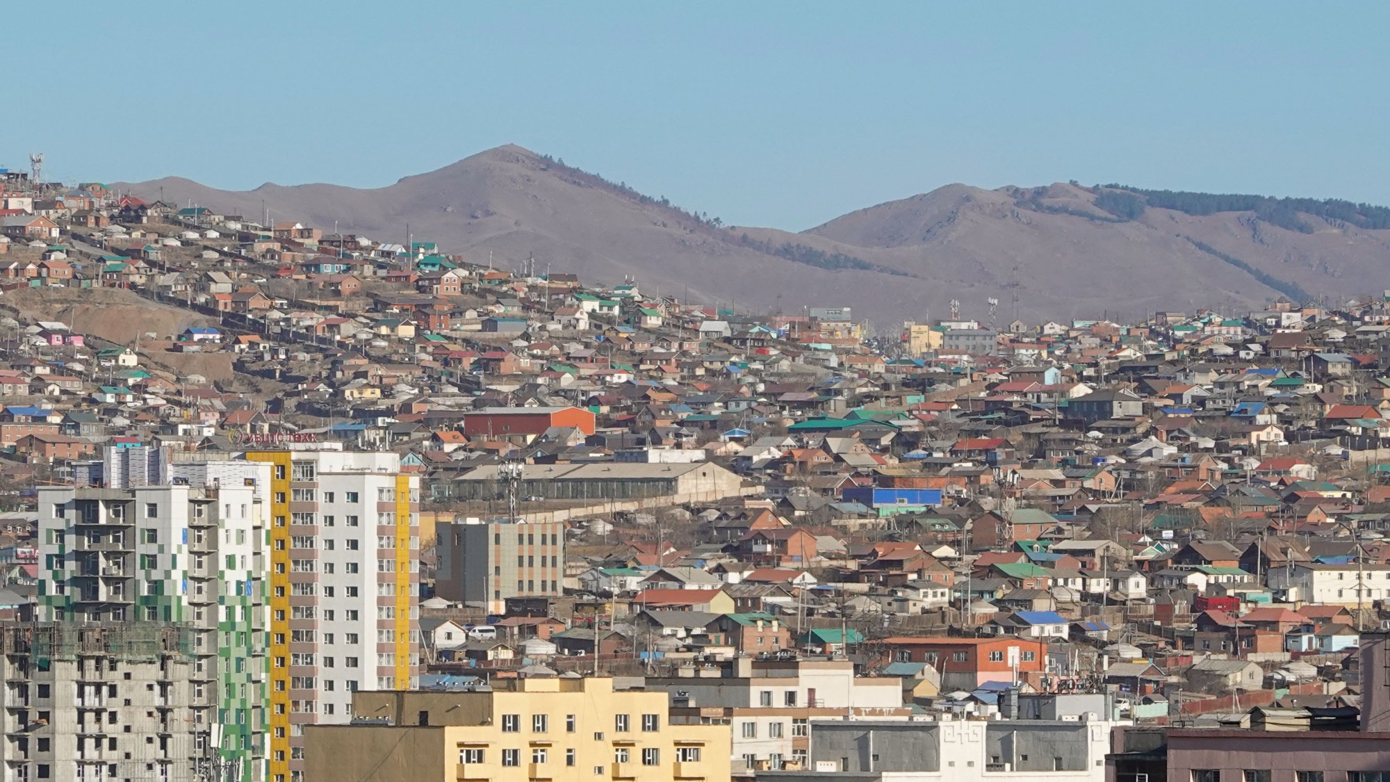 울란바토르 외곽 산비탈의 게르촌